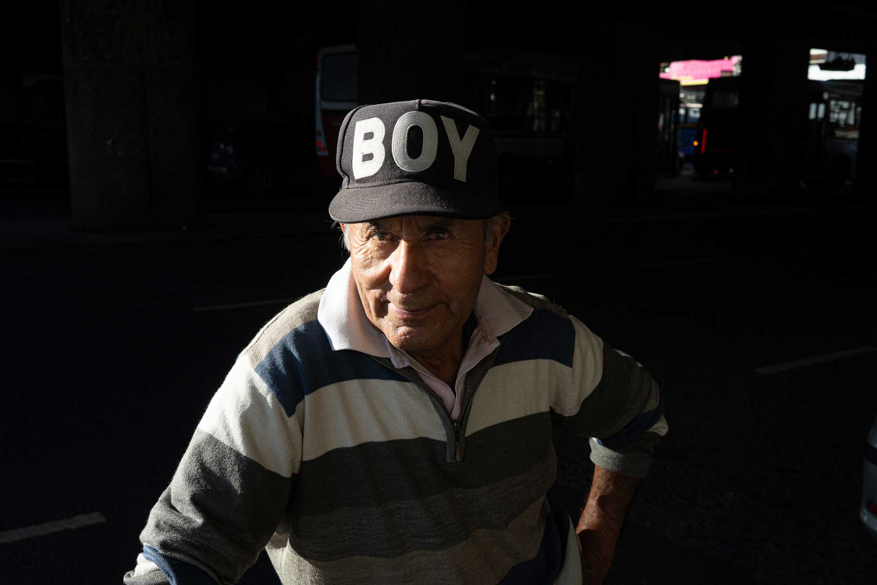 Street Photography en Liniers y Ciudadela: color, caos y cultura andina en Buenos Aires
